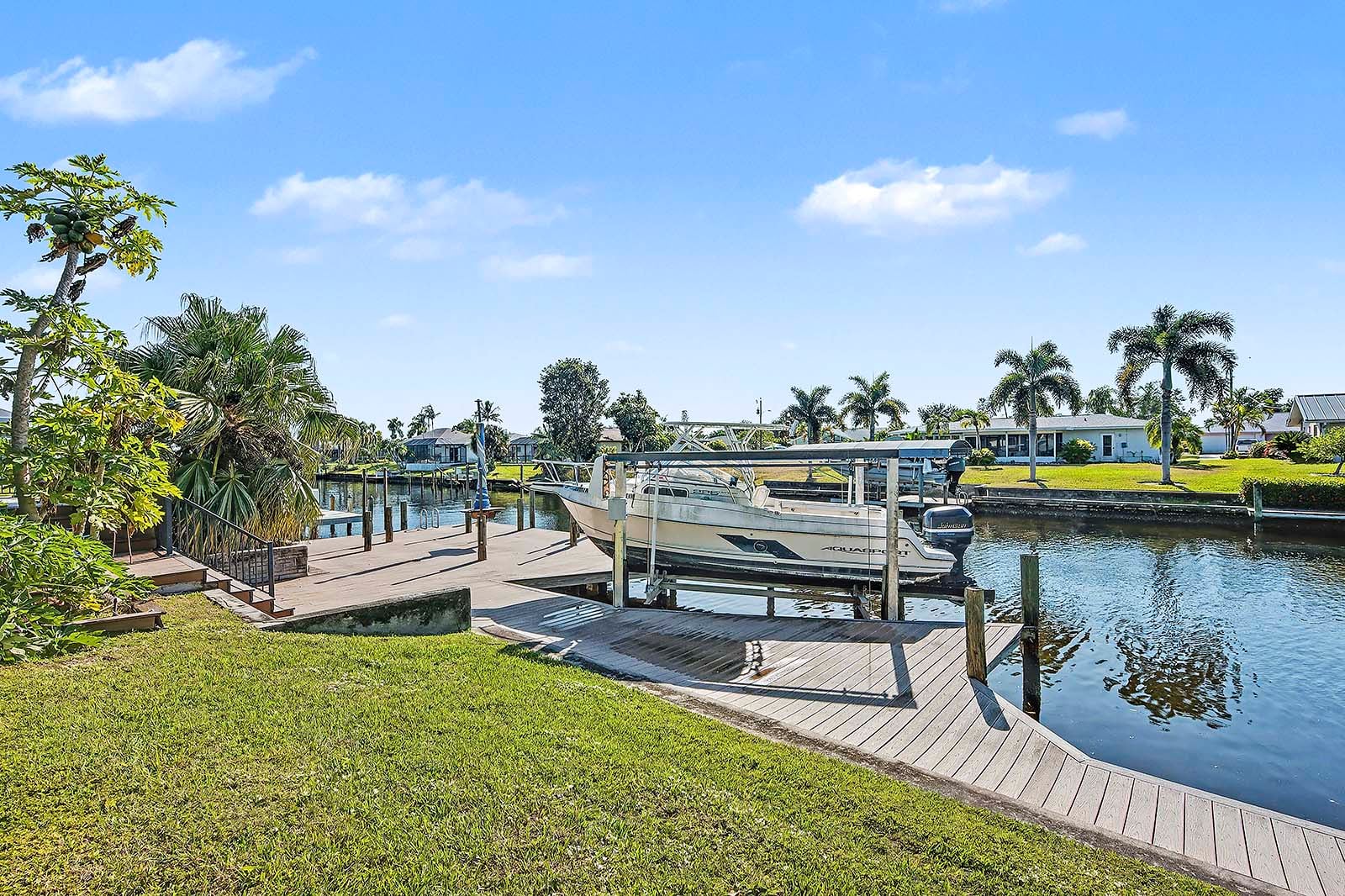 Sonnige Lanai mit Salzwasser-Pool in Südlage und Blick auf den Kanal.