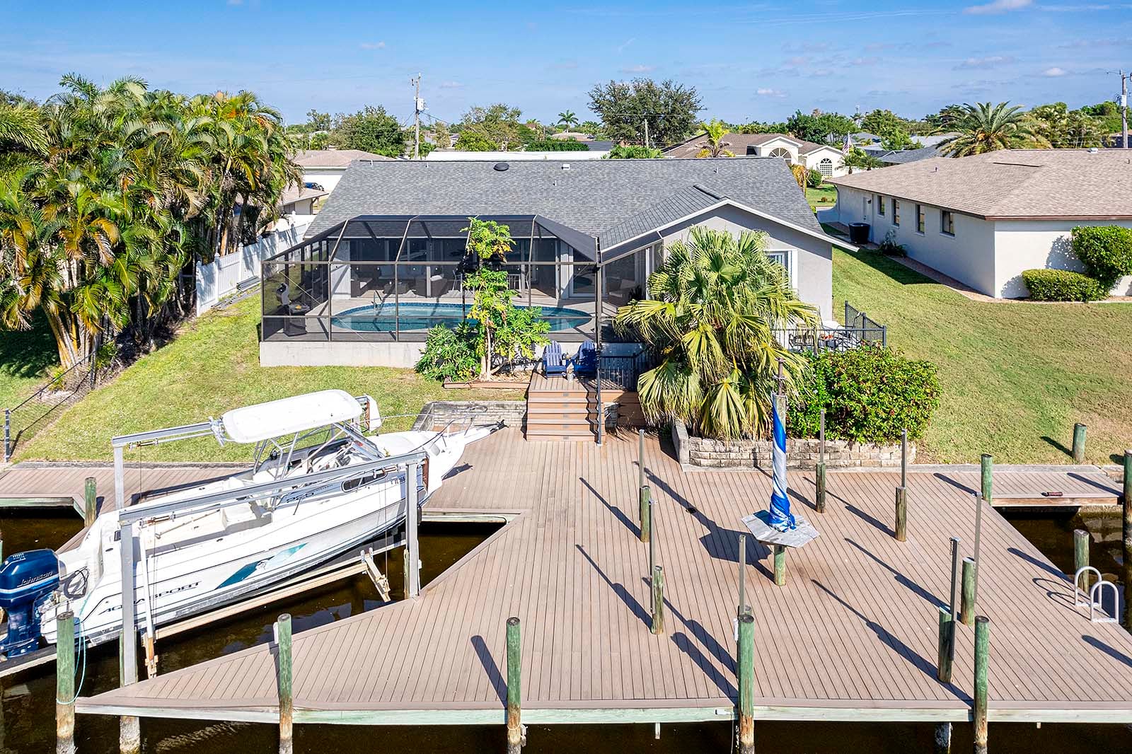 Sonnige Lanai mit Blick auf den Kanal und den privaten Salzwasser-Pool.