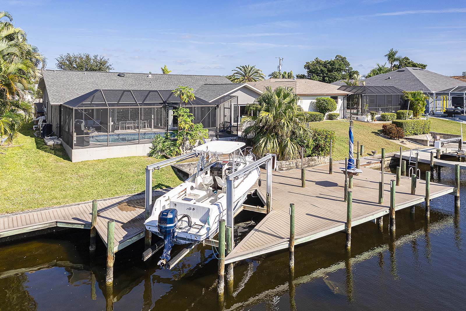 Sonnige Lanai mit Blick auf den Kanal und privatem Salzwasser-Pool.