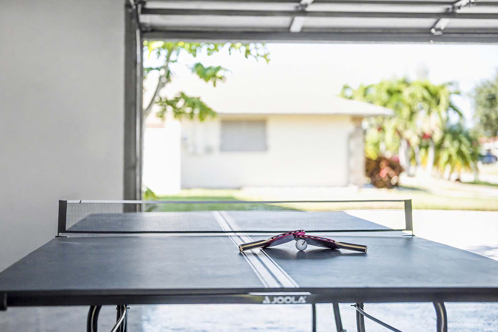 Südseitiger Salzwasser-Pool mit Lanai und Blick auf den Kanal.