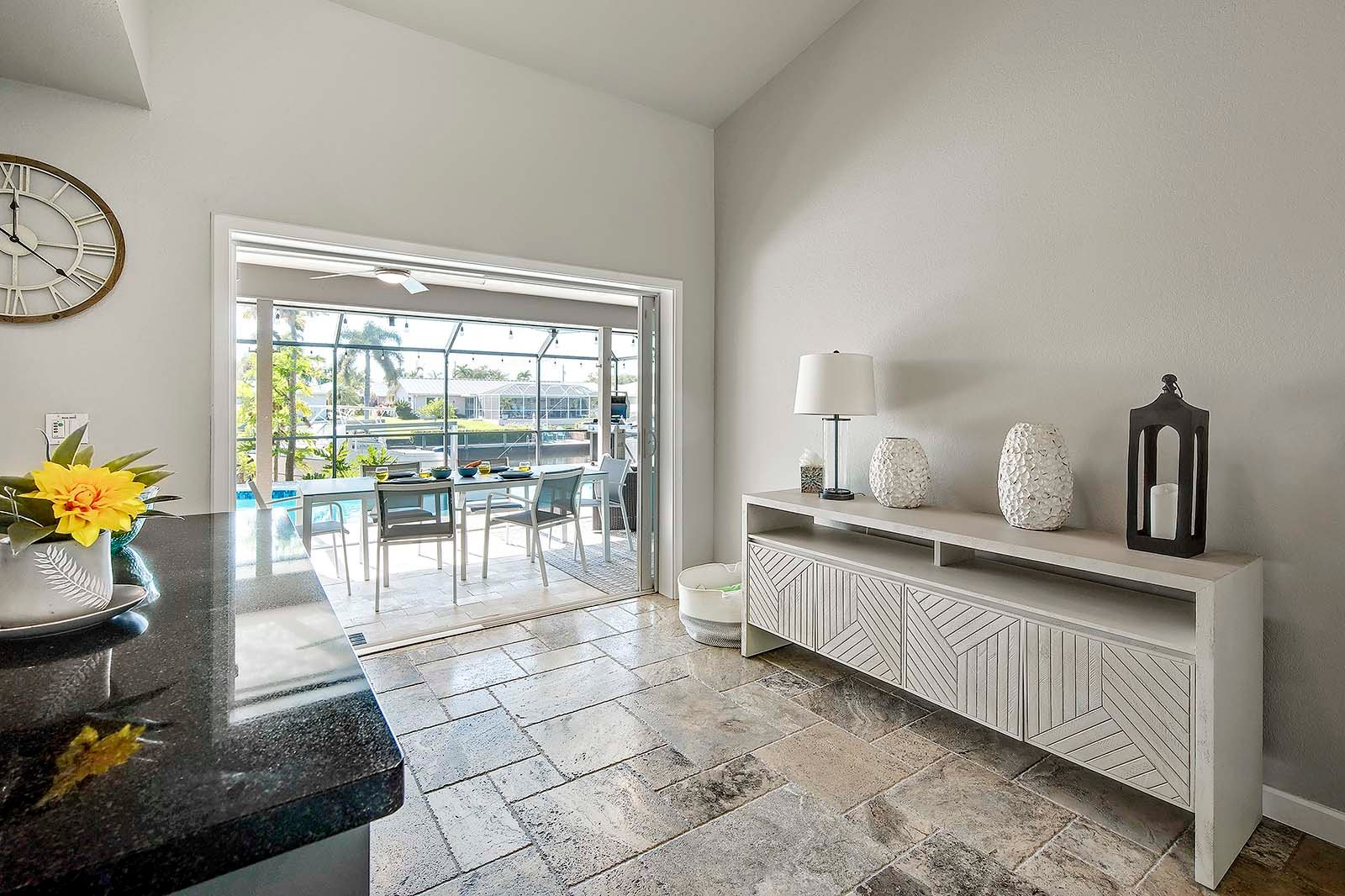 Sonnige Lanai mit Salzwasser-Pool in Südlage und Blick auf den Kanal.