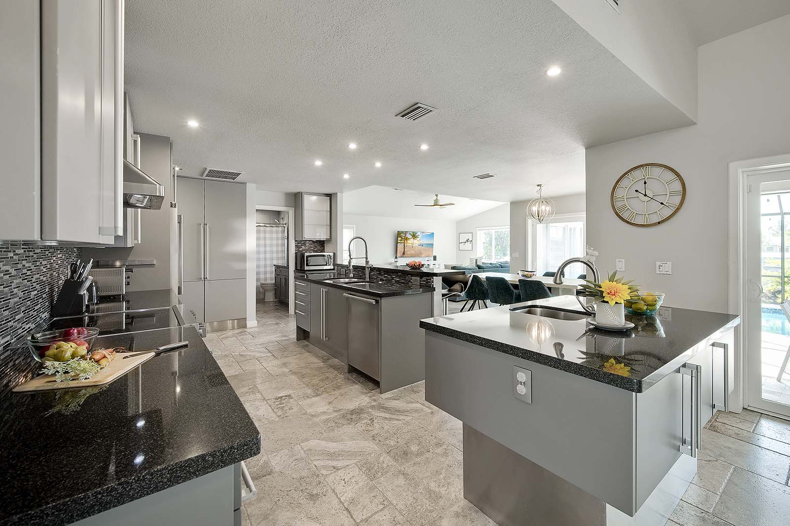 Sonnige Lanai mit Blick auf den Kanal und Zugang zum Salzwasser-Pool.