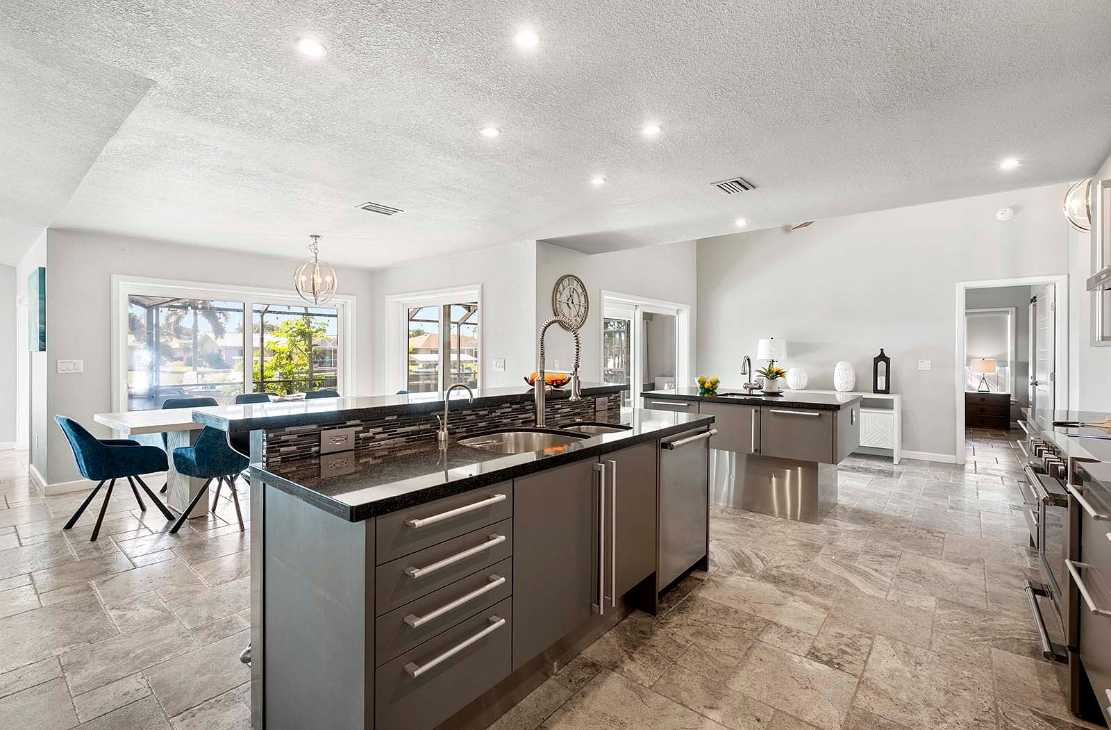 Sonnige Lanai mit Salzwasser-Pool in Südlage und Blick auf den Kanal.