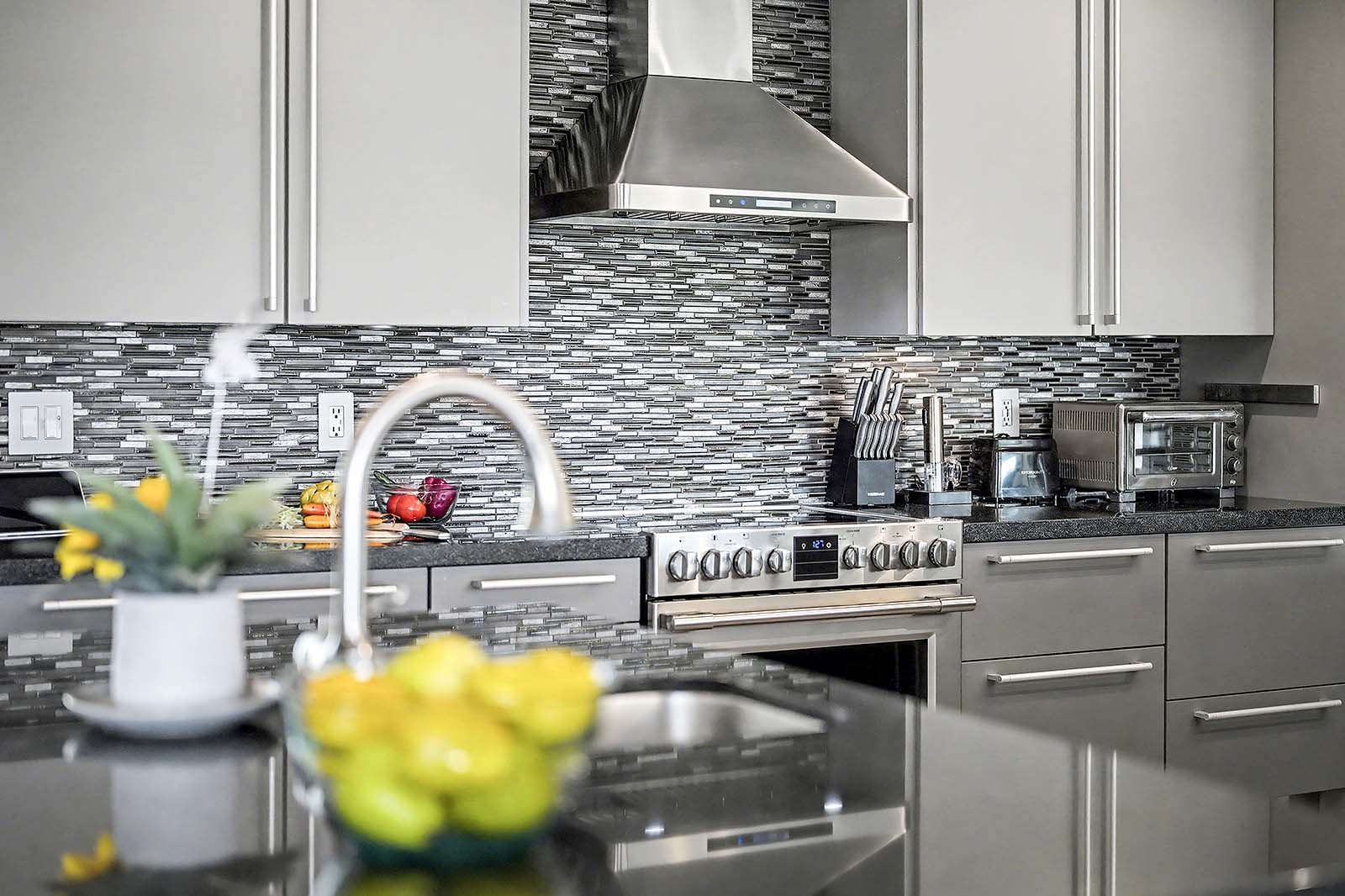 Sonnige Lanai mit Salzwasser-Pool in Südlage und Blick auf den Kanal.