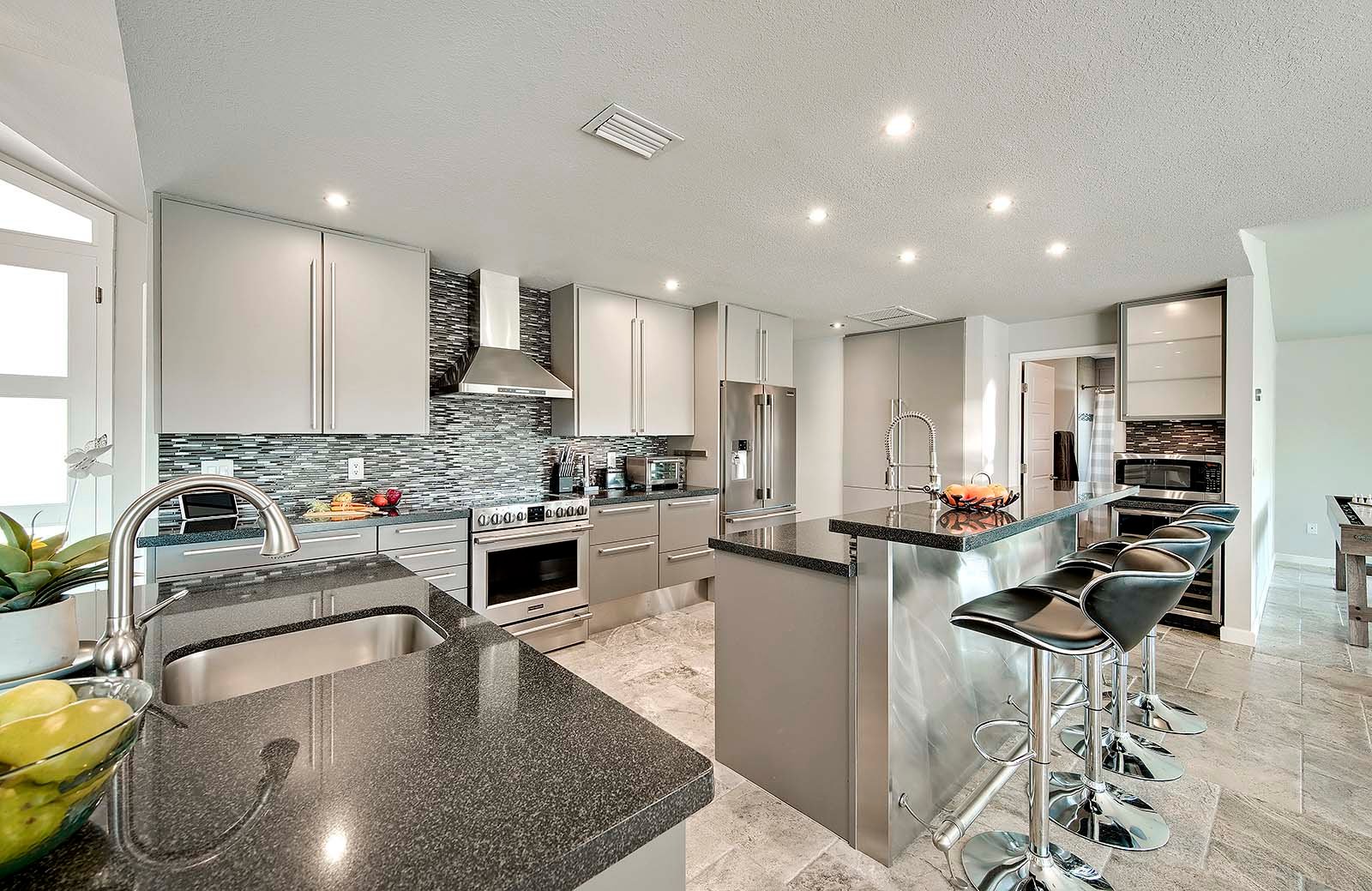 Sonnige Lanai mit Salzwasser-Pool in Südlage und Blick auf den Kanal.