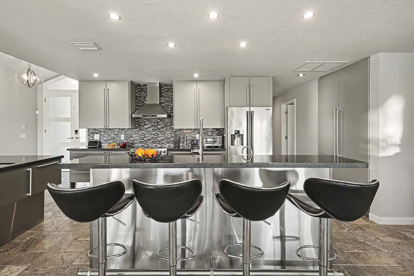 Sonnige Lanai mit Blick auf den Kanal und den privaten Pool.