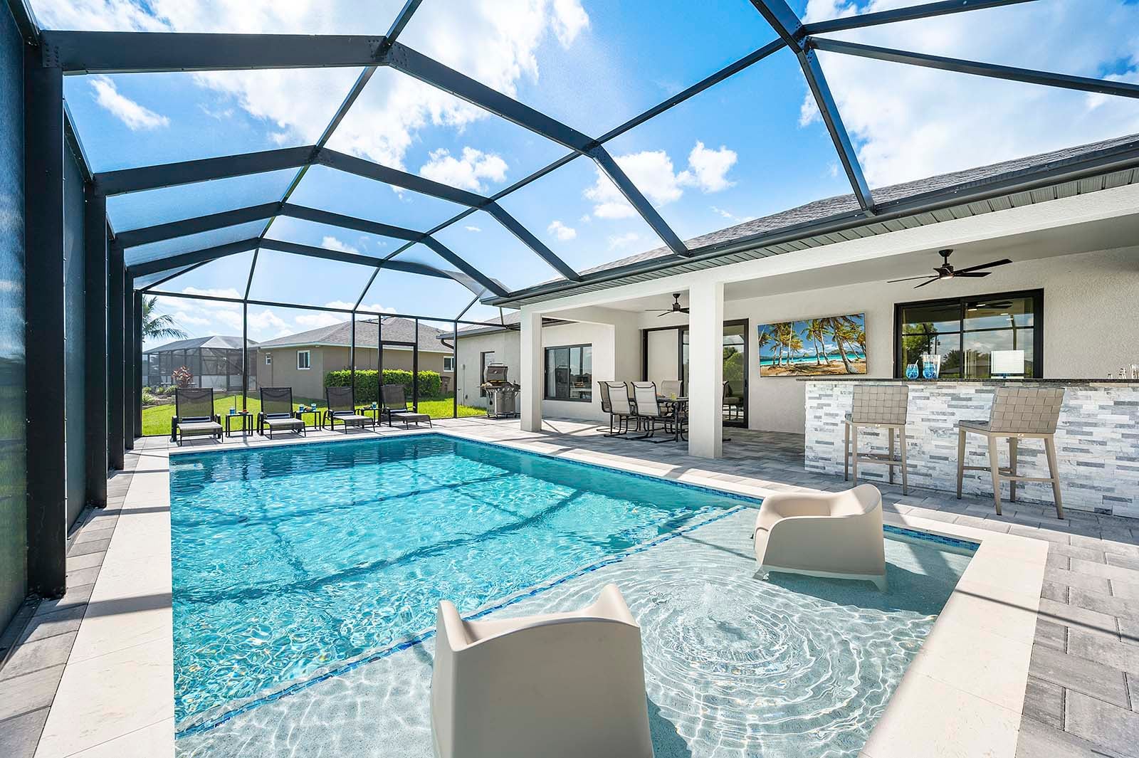 Außenansicht des Ferienhauses mit Pool und Lanai am Kanal.