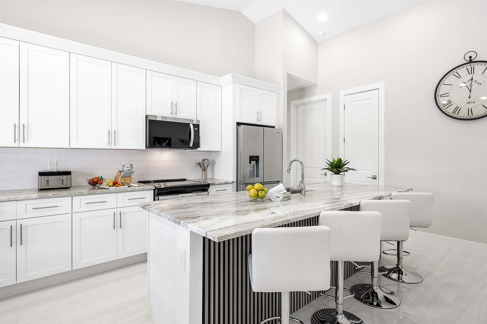 Poolbereich mit Outdoor-Küche, Grill und TV auf der Lanai.