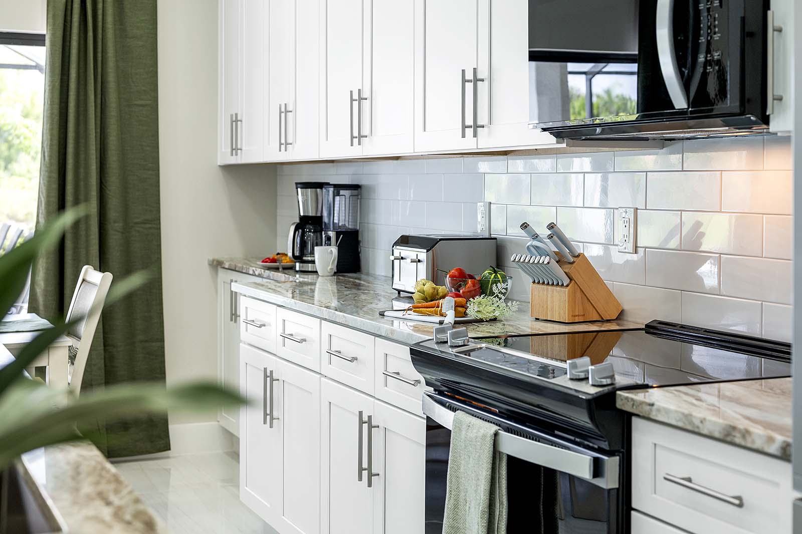 Großer Poolbereich mit Sonnenliegen, Outdoor-Küche und TV auf der Lanai.