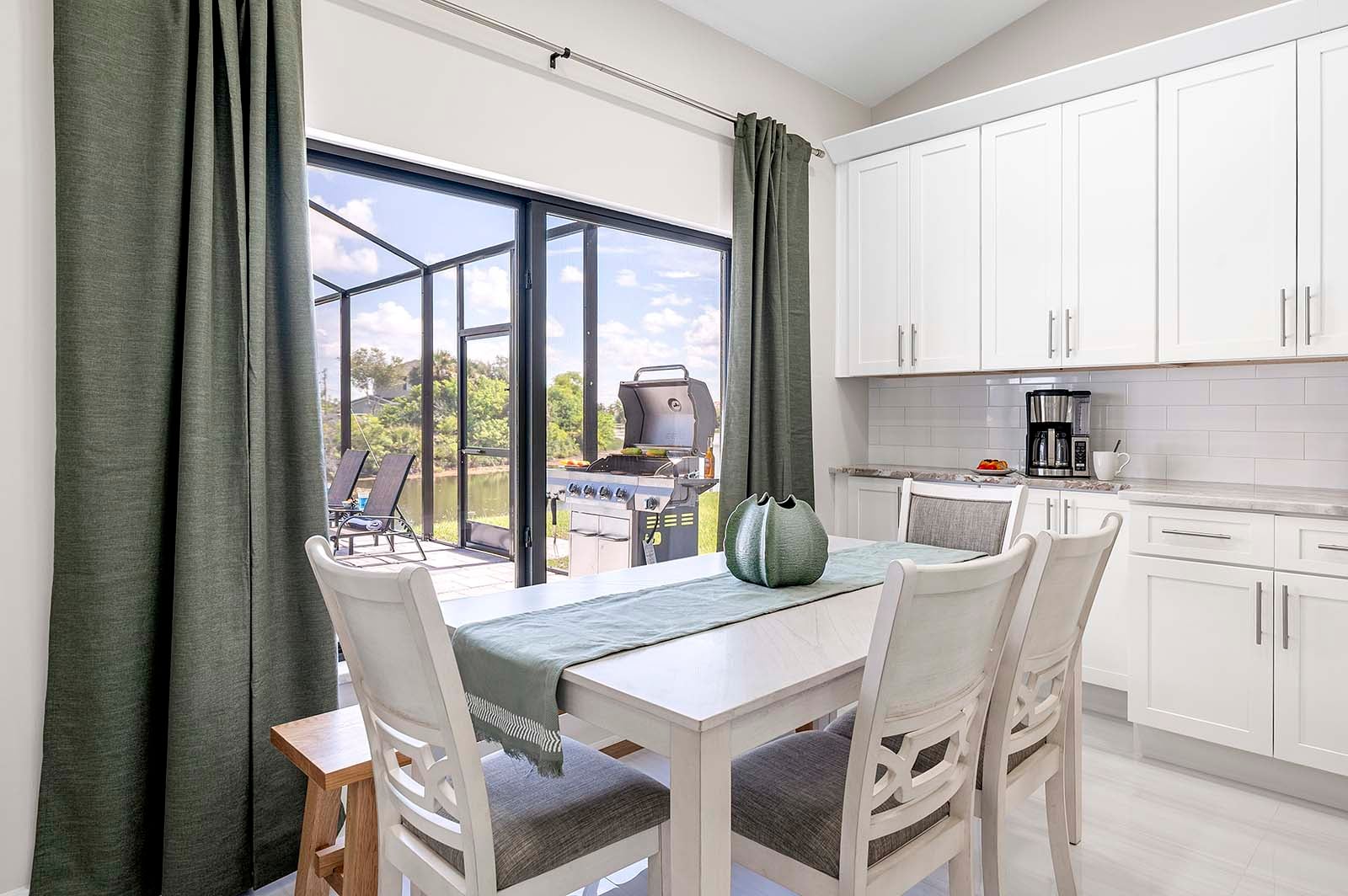 Großer Poolbereich mit Sonnenliegen, Outdoor-Küche und TV auf der Lanai.