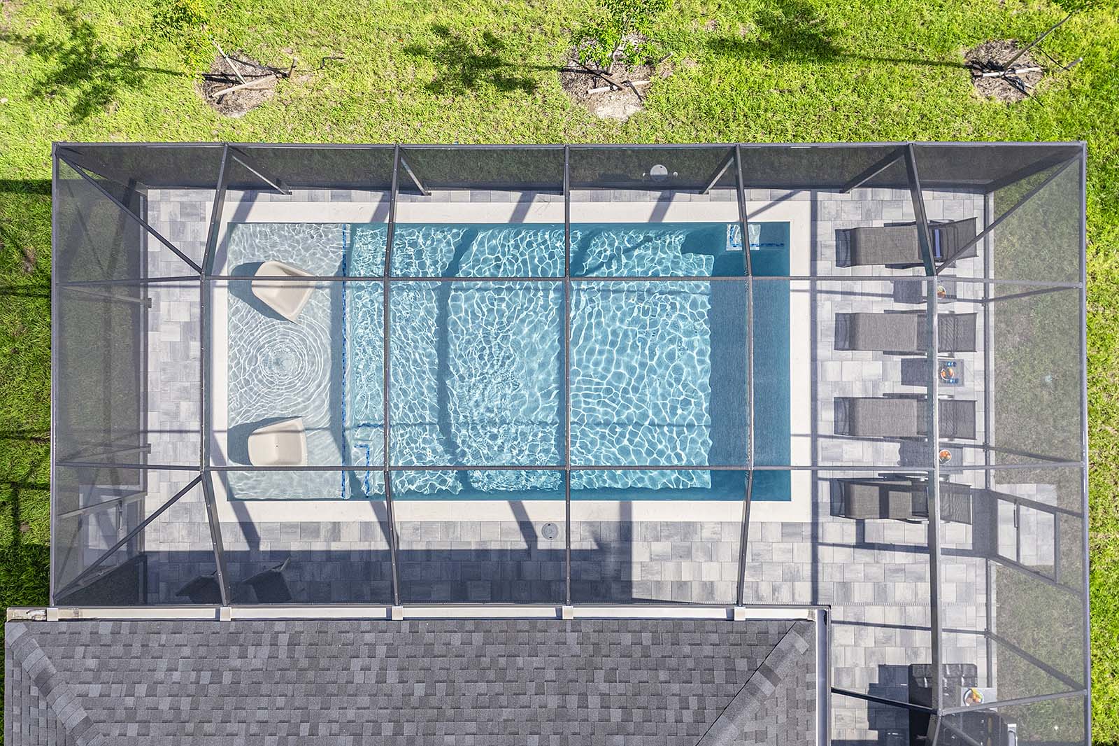 Poolbereich mit Outdoor-Küche, Grill und TV auf der Lanai.