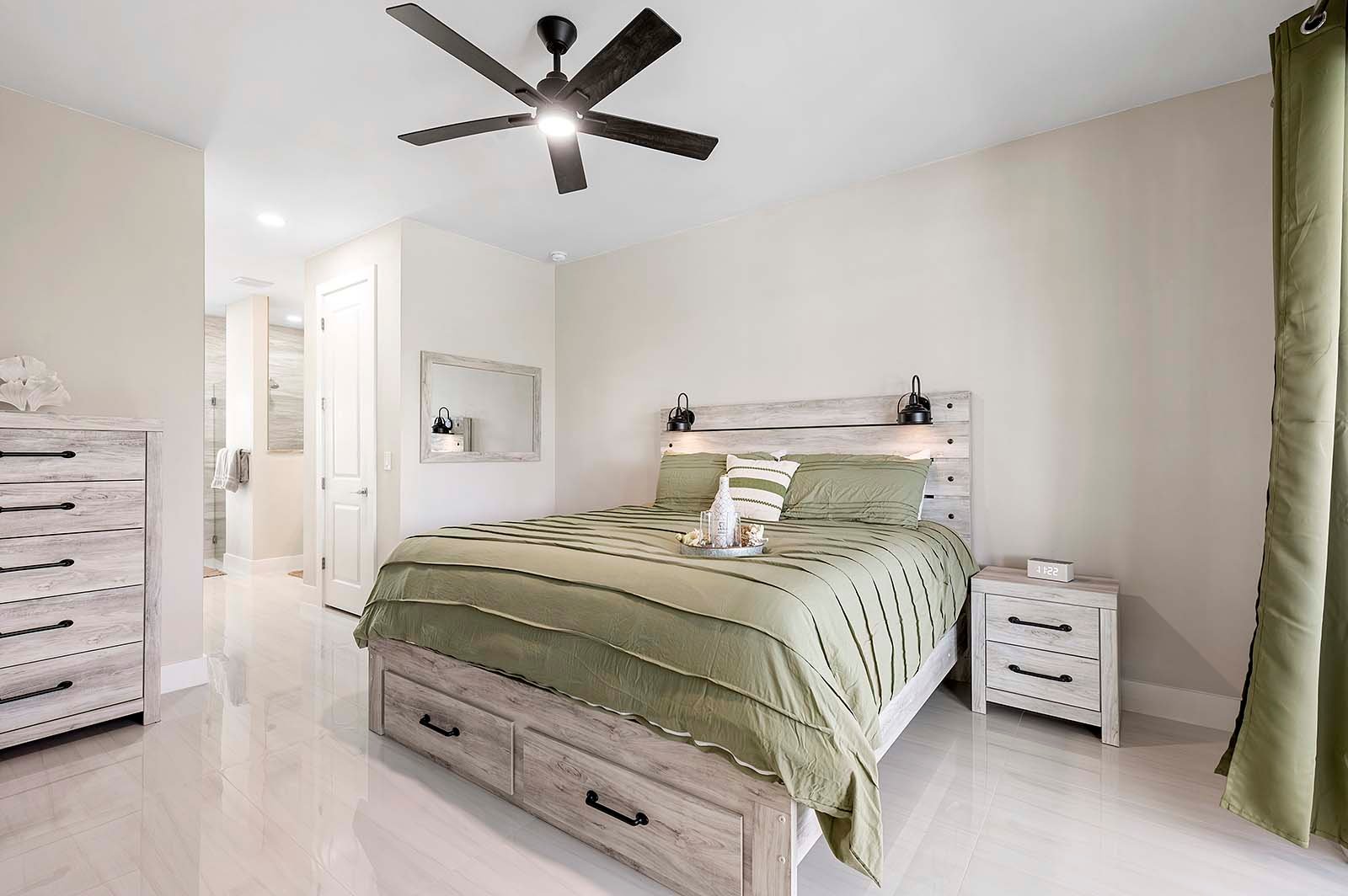 Großer Poolbereich mit Sonnenliegen, Outdoor-Küche und TV auf der überdachten Lanai.