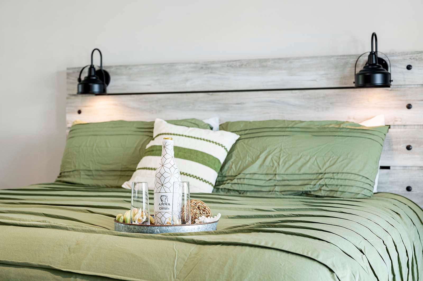 Poolbereich mit Outdoor-Küche, Grill und TV unter überdachter Lanai.