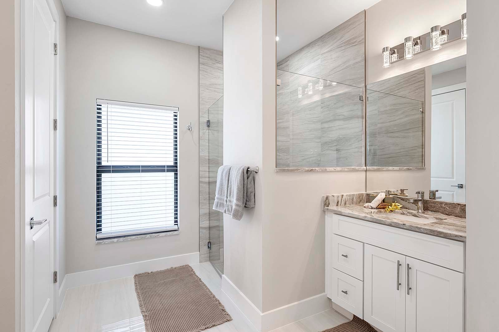 Großer Pool mit Sonnenliegen und Outdoor-Lounge am Kanal.