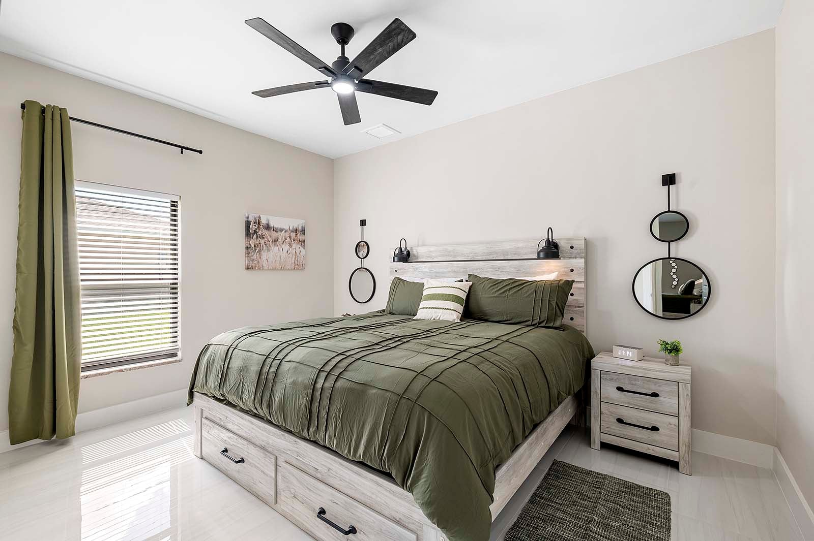 Großer Pool mit Sonnenliegen und überdachter Lanai am Kanal.