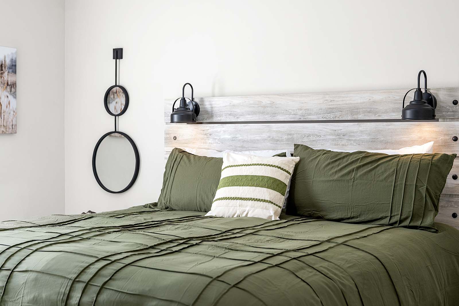 Poolbereich mit Outdoor-Küche, Grill und TV unter der überdachten Lanai.