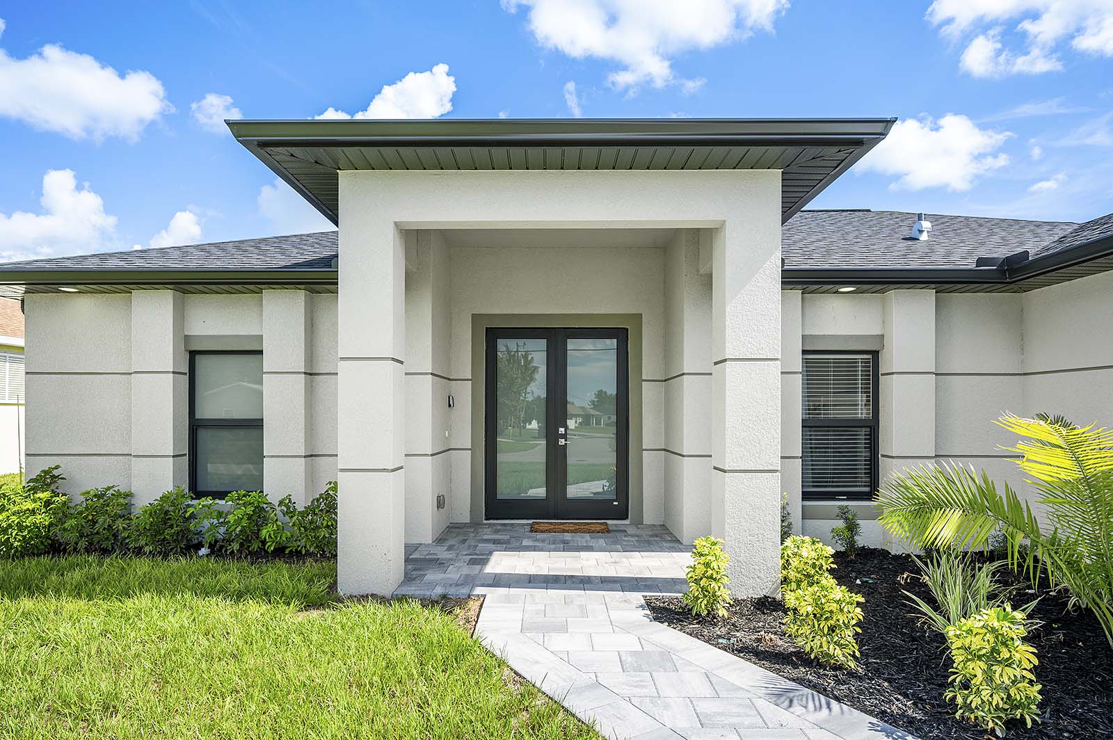 Großer Pool mit Sonnenliegen und Outdoor-Küche auf der Lanai am Kanal.