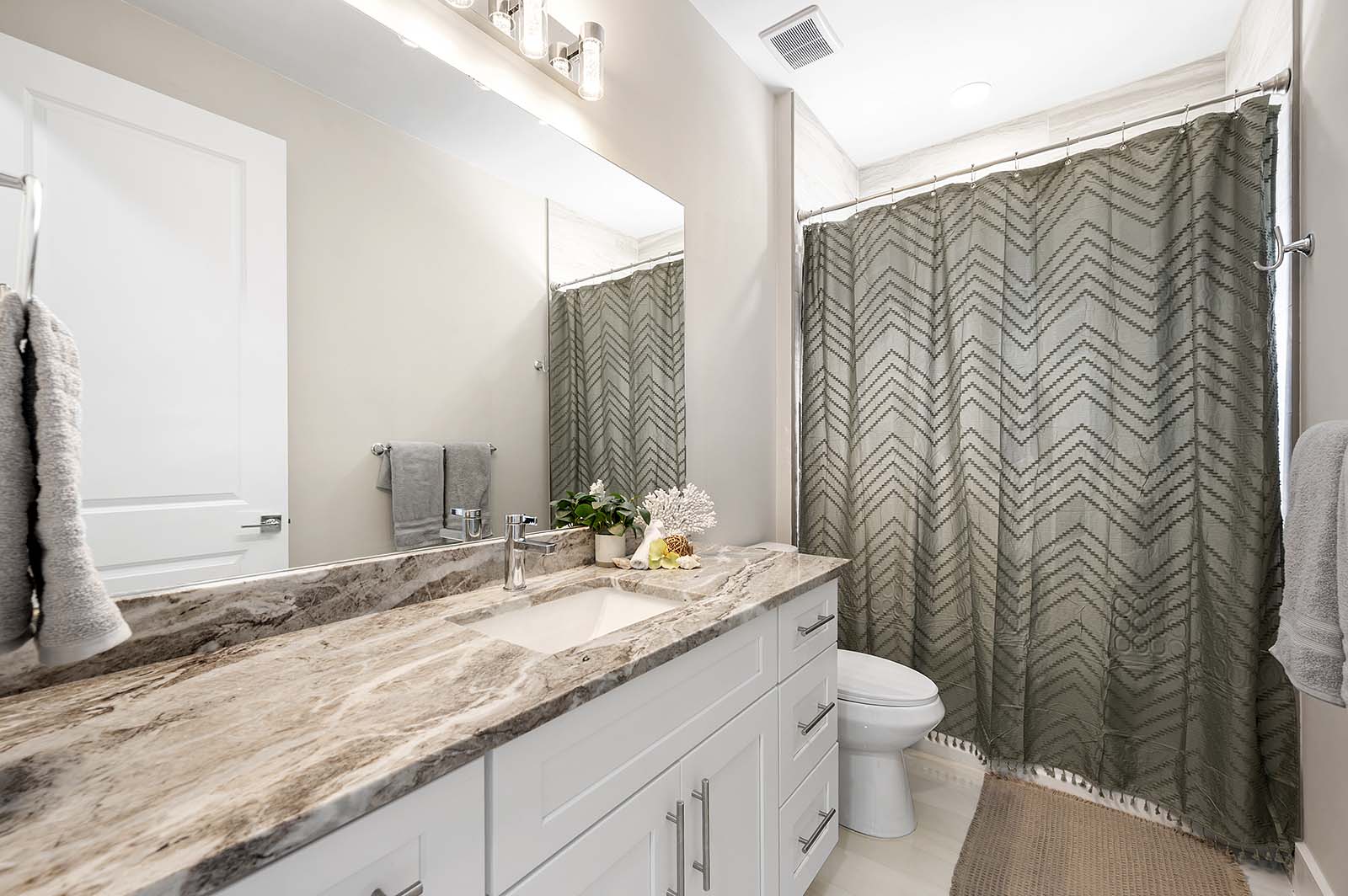 Poolbereich mit Outdoor-Küche, Grill, TV und Sonnenliegen am Kanal.