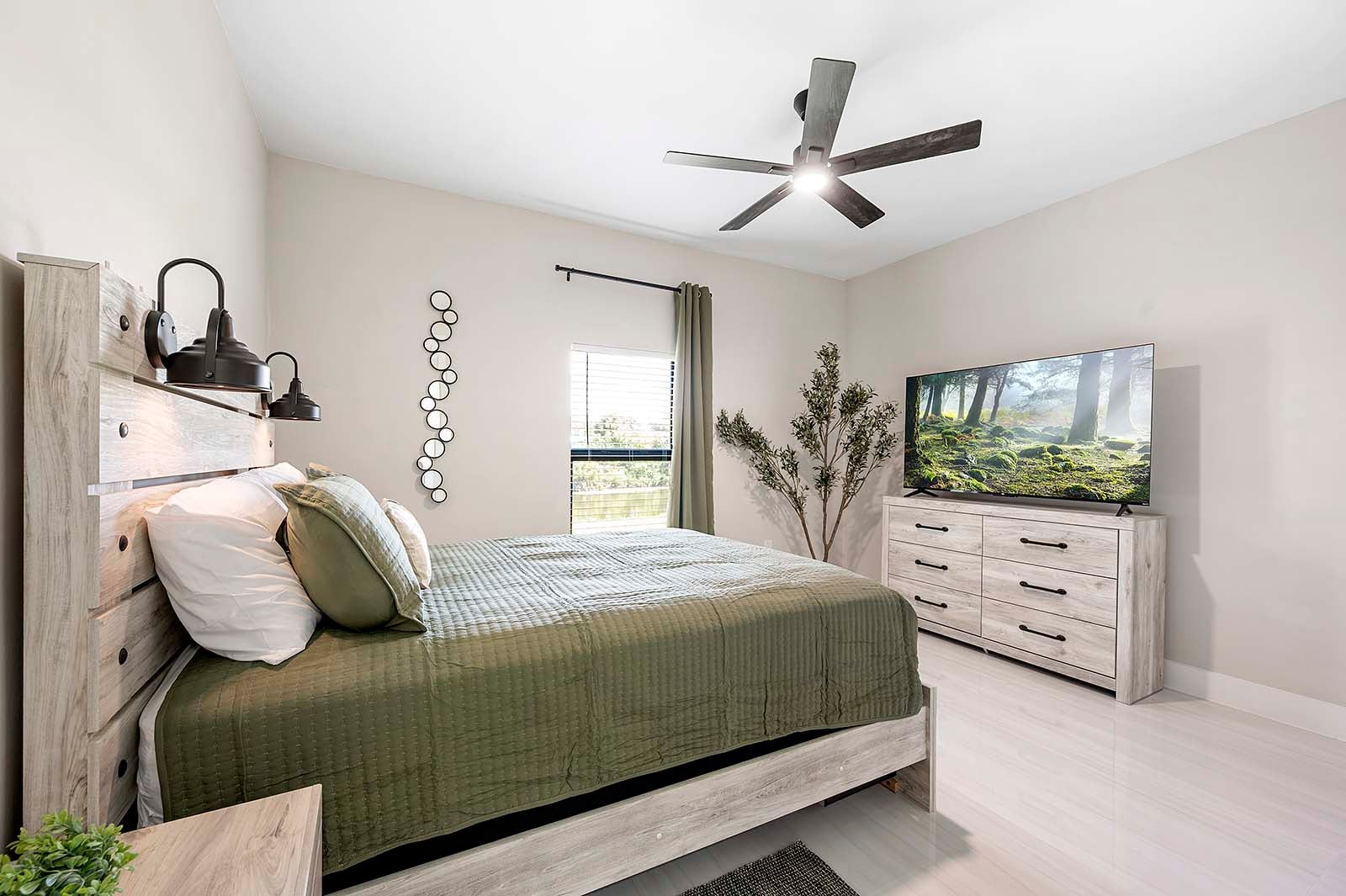 Großer Pool mit Sonnenliegen und überdachter Lanai am Kanal.