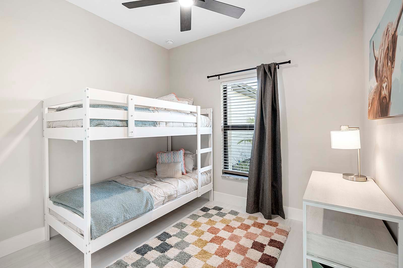 Großer Pool mit Sonnenliegen und überdachter Lanai am Kanal.