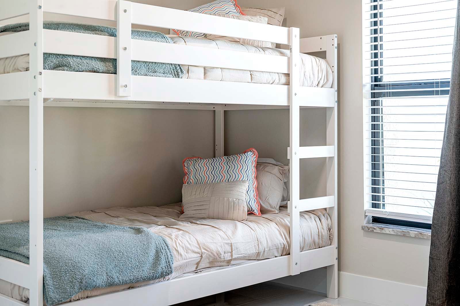 Poolbereich mit Outdoor-Küche, Grill und TV auf der überdachten Lanai.