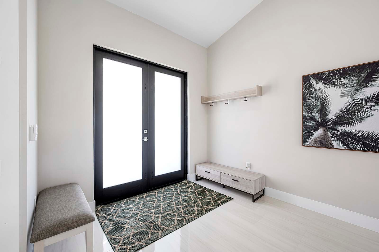 Großer Pool mit Sonnenliegen und überdachter Lanai am Kanal.