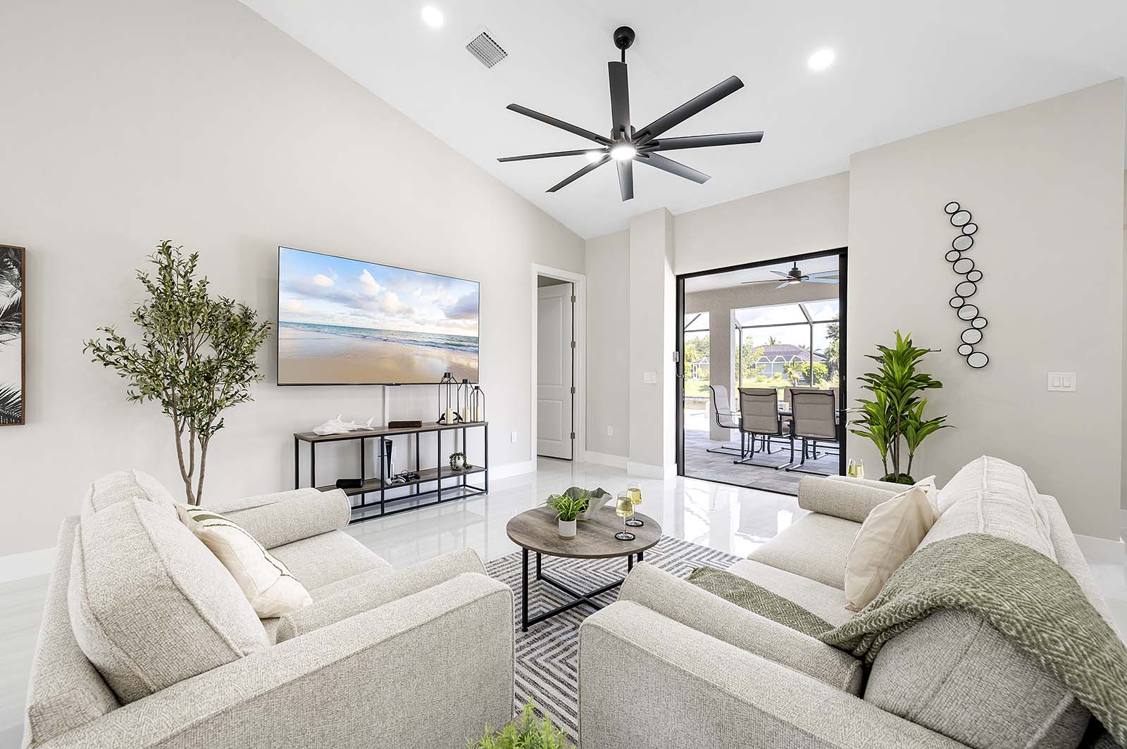 Großer Pool mit Sonnenliegen und Outdoor-Küche auf der Lanai am Kanal.