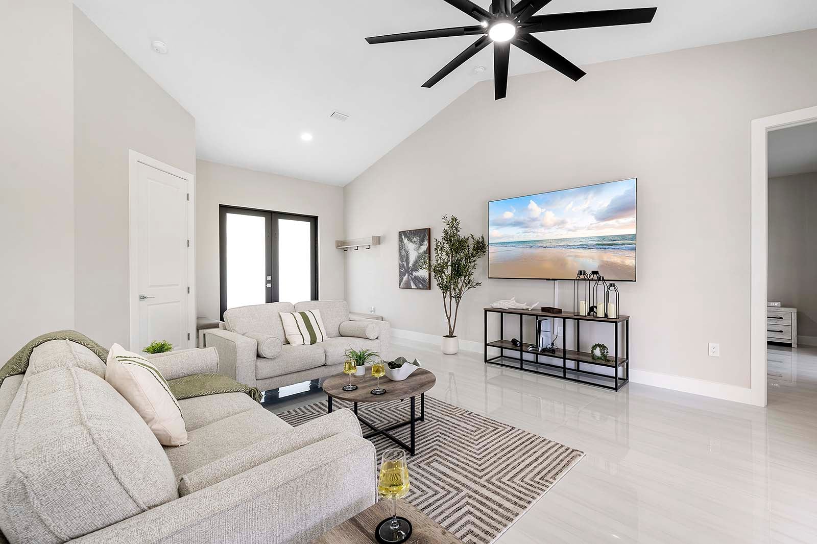 Großer Pool mit Sonnenliegen und überdachter Lanai am Kanal.