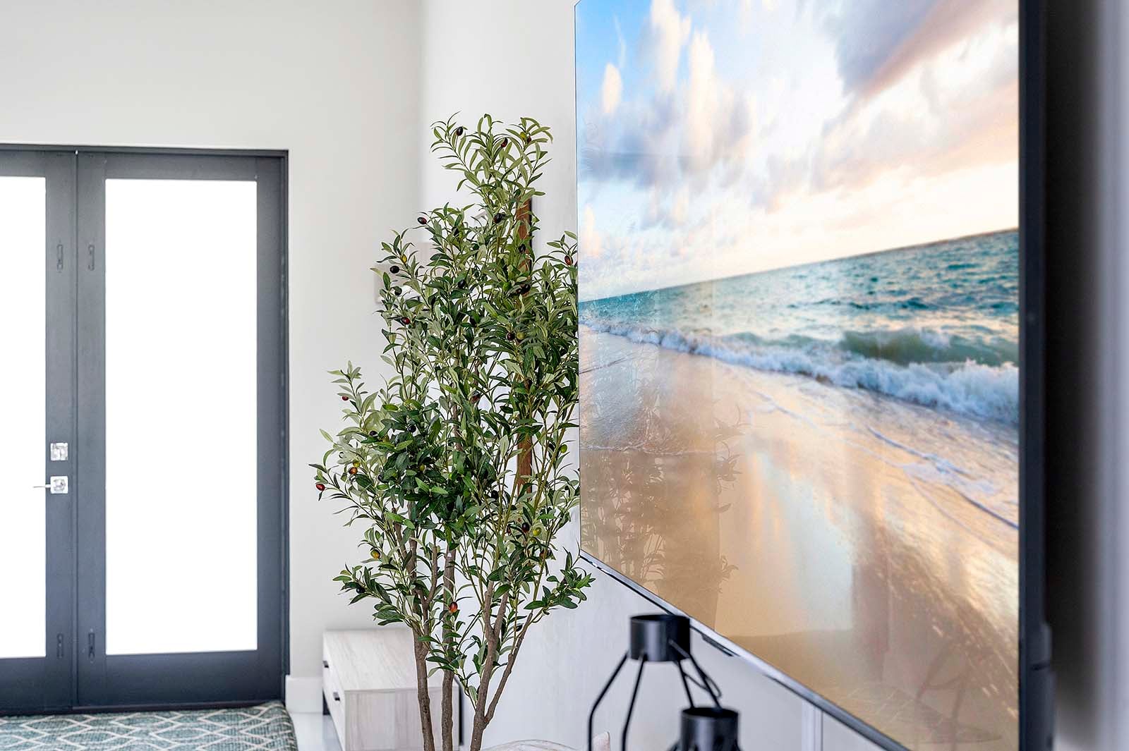 Großer Pool mit Sonnenliegen, Outdoor-Küche und TV im Außenbereich.