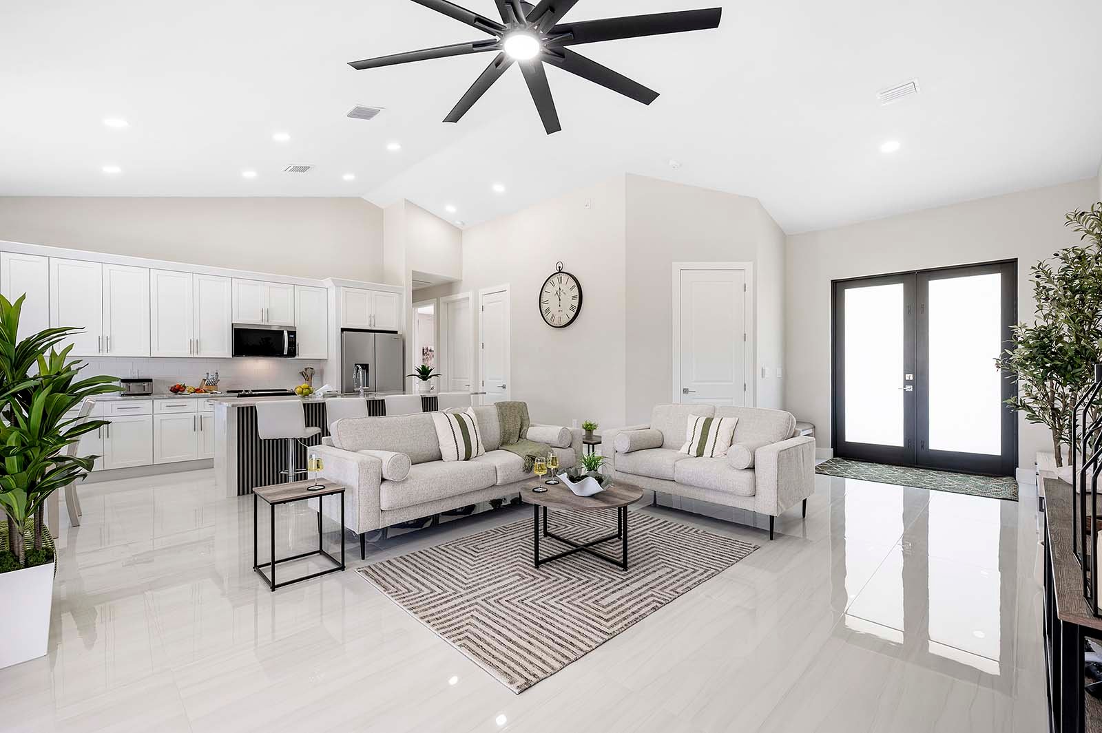 Poolbereich mit Outdoor-Küche, Grill und TV am Kanal.