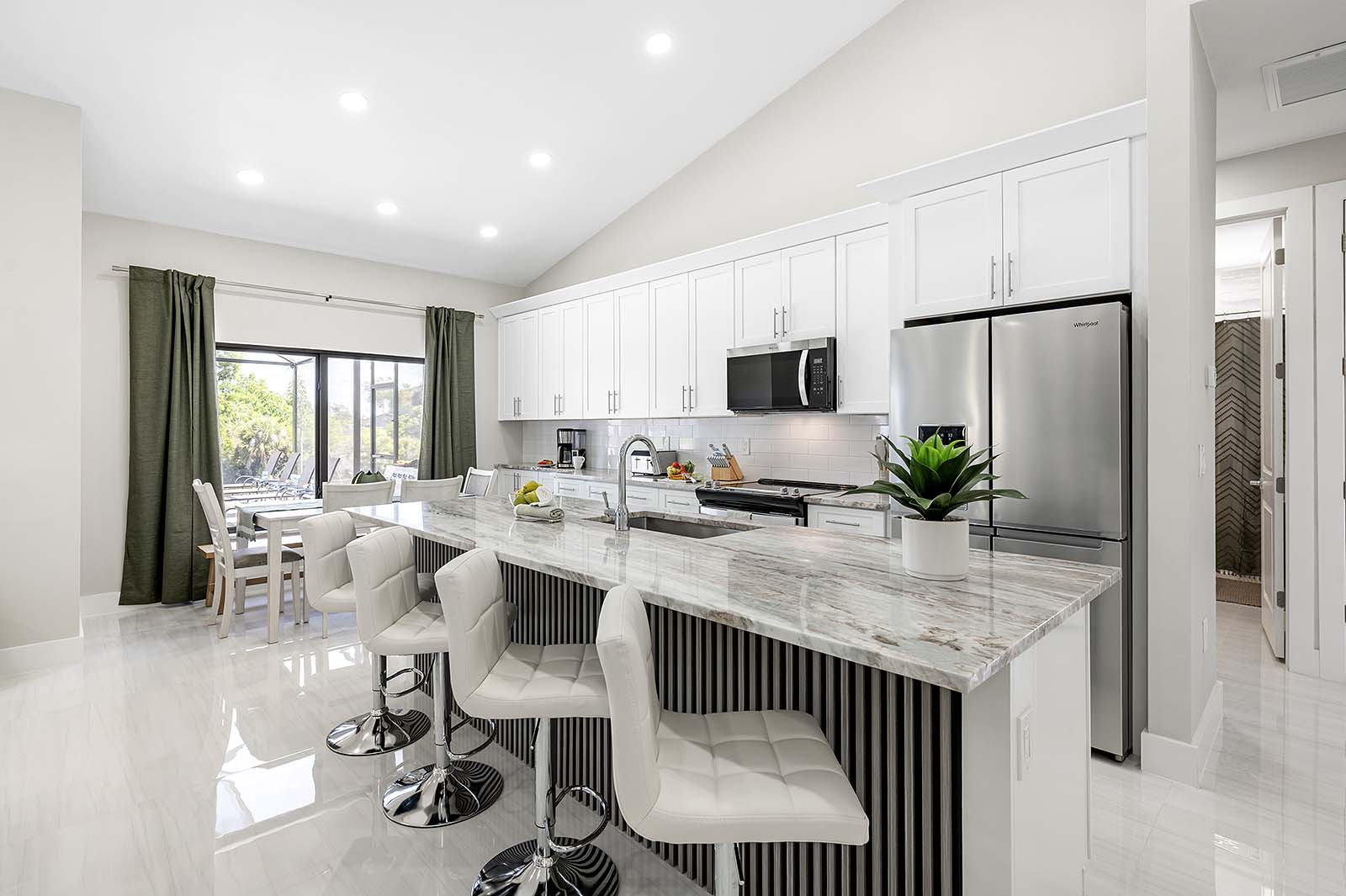 Poolbereich mit Outdoor-Küche, Grill und TV auf der Lanai.