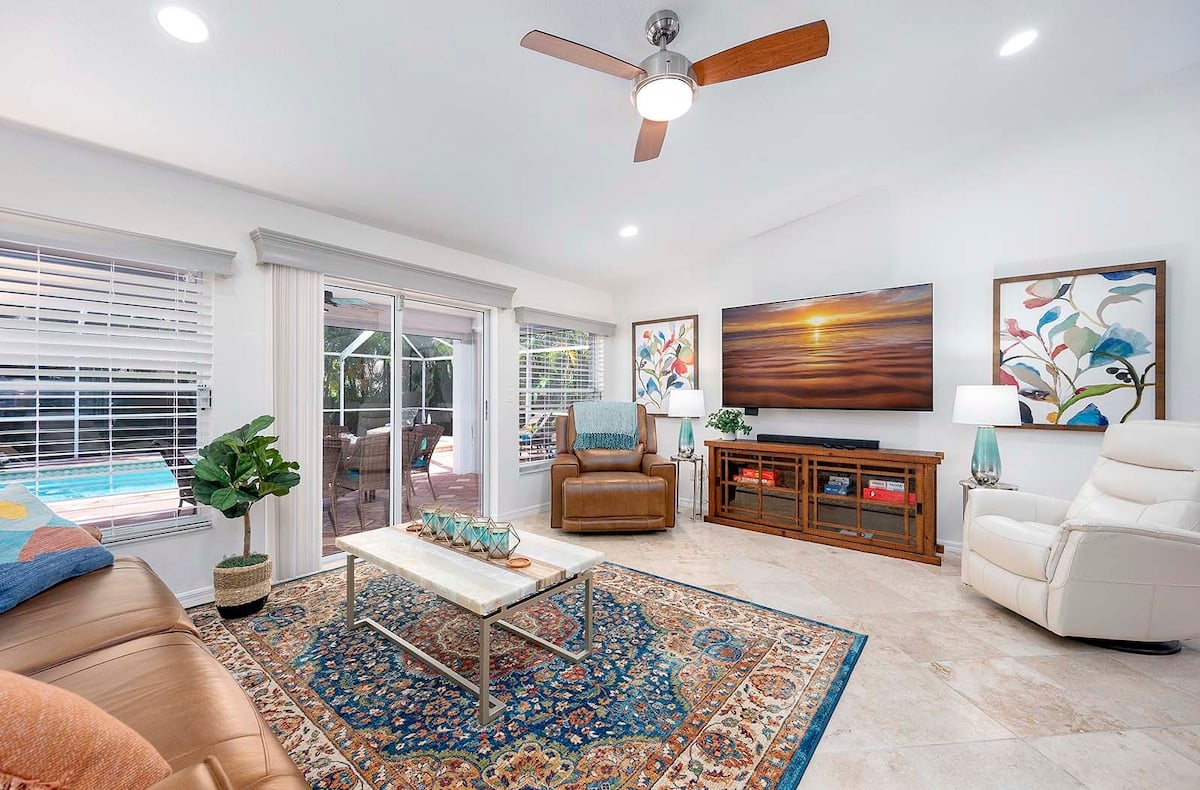 Lanai mit Esstisch und Grillbereich am Pool.