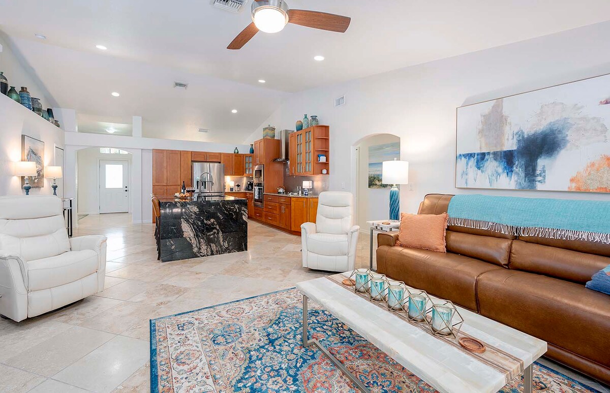 Überdachte Lanai mit Esstisch und Blick auf den Pool.