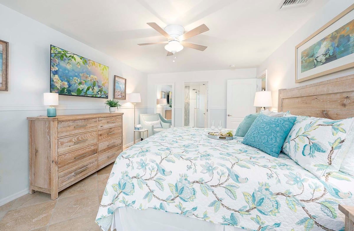 Salzwasser-Pool mit Whirlpool und Sonnenliegen auf der Lanai.