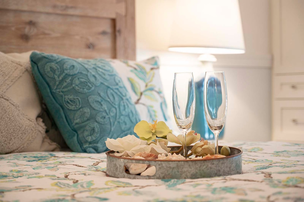 Überdachte Lanai mit Sitzbereich und Blick auf den Pool.