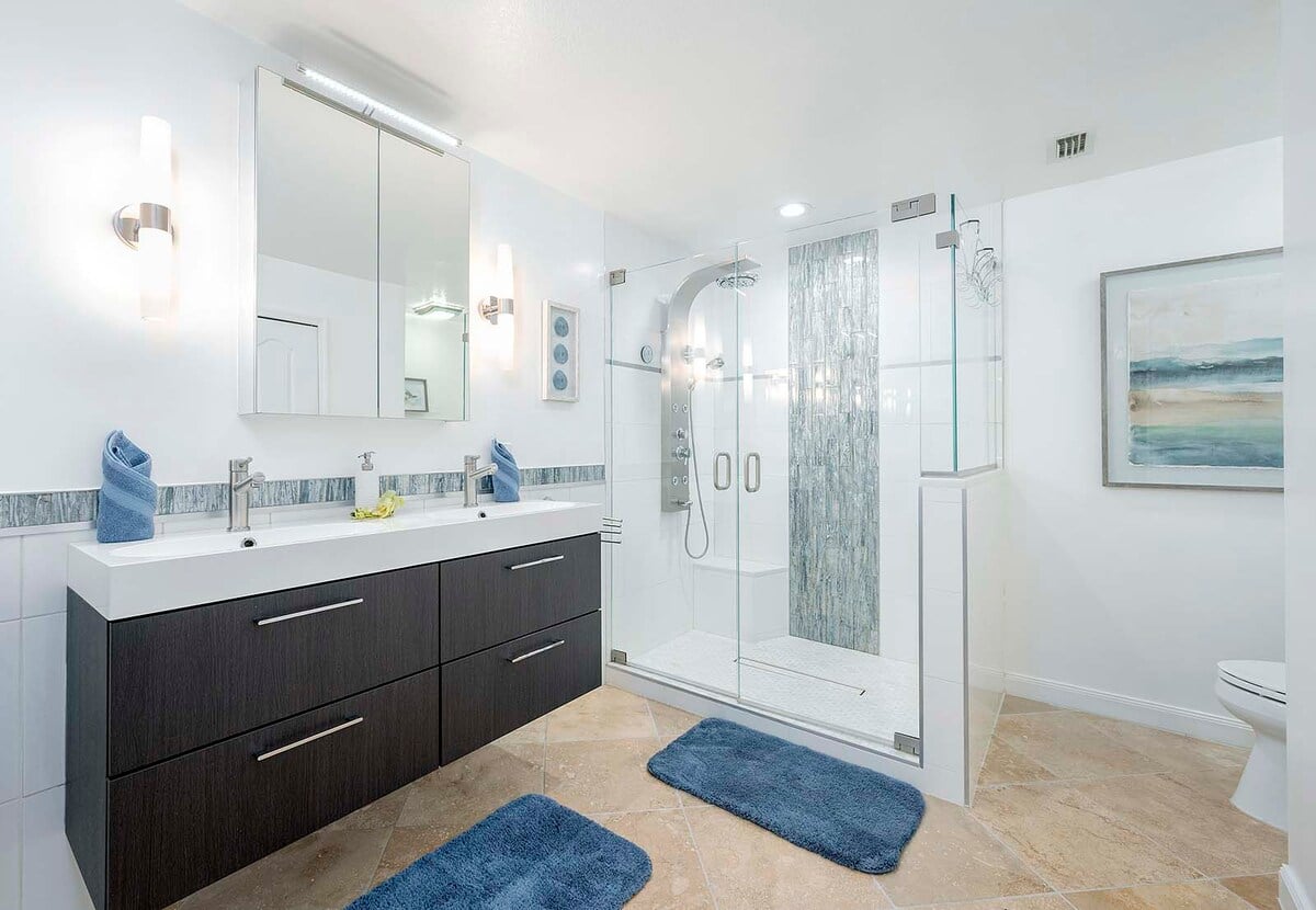 Salzwasser-Pool mit Whirlpool und Liegen auf der sonnigen Lanai.