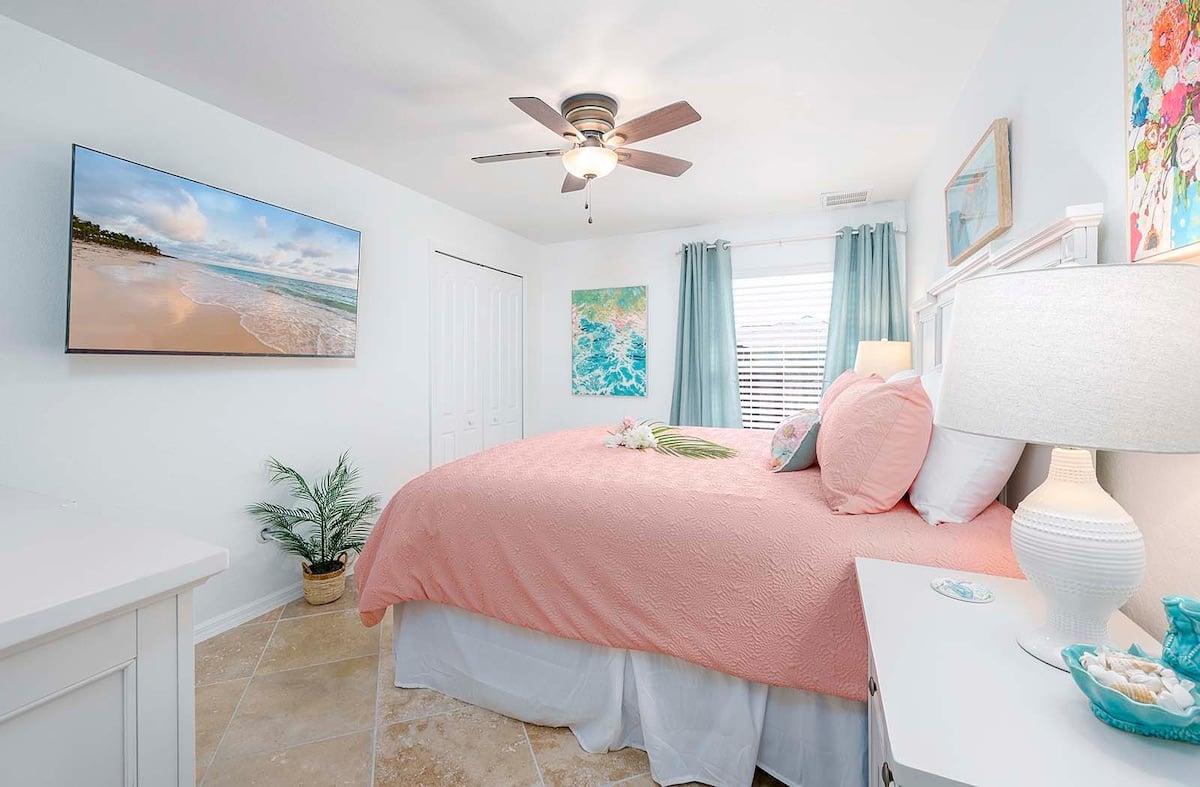 Salzwasser-Pool mit Whirlpool und Sonnenliegen auf der Lanai.