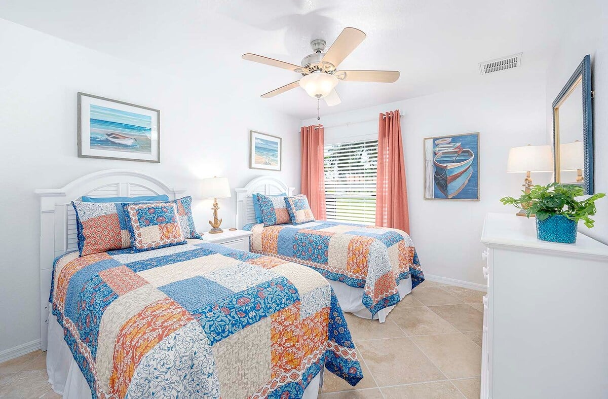 Überdachte Lanai mit Grill und Outdoor-Essbereich am Pool