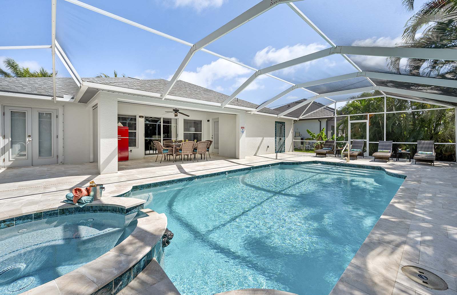 Salzwasser-Pool mit Whirlpool und Sonnenliegen auf der Lanai.