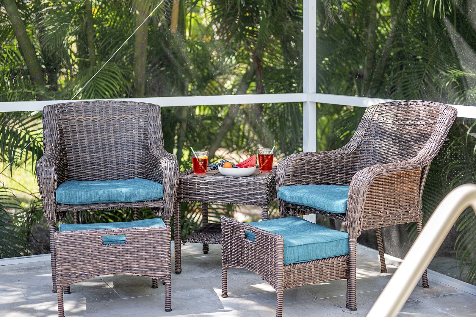 Überdachte Lanai mit Esstisch und Blick auf den Pool.