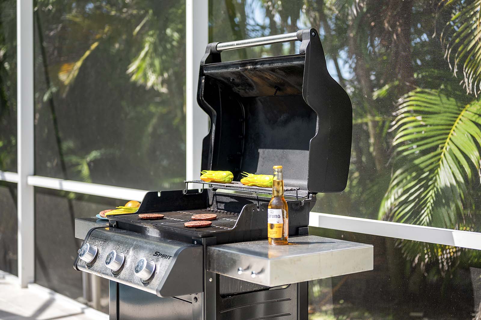 Außenbereich mit Salzwasser-Pool, Whirlpool und Sonnenliegen.