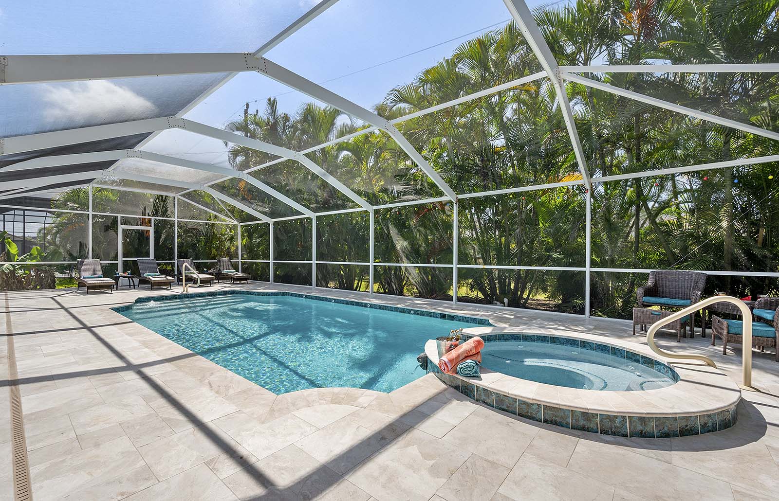 Überdachte Lanai mit Outdoor-Essbereich und Grill.