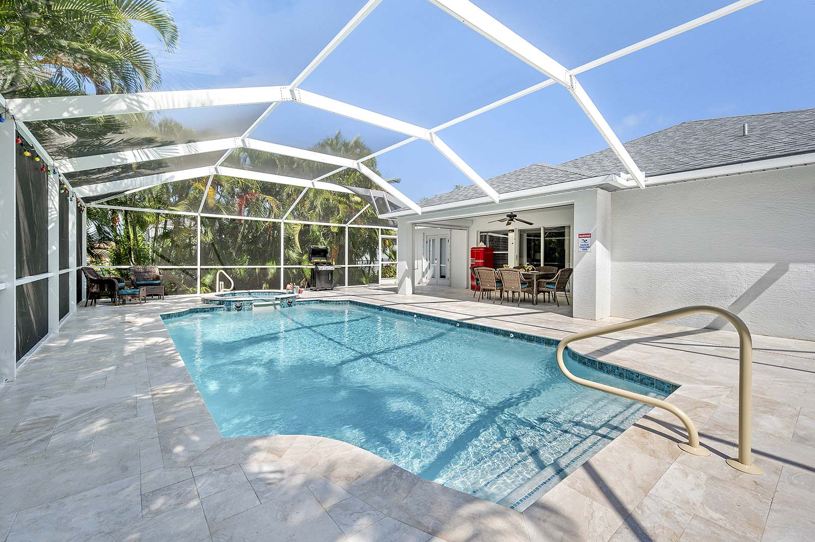 Salzwasser-Pool mit Whirlpool und Sonnenliegen auf der Lanai.