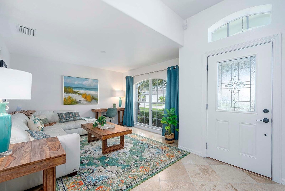 Salzwasser-Pool mit Whirlpool und Lanai-Sitzbereich im Garten.