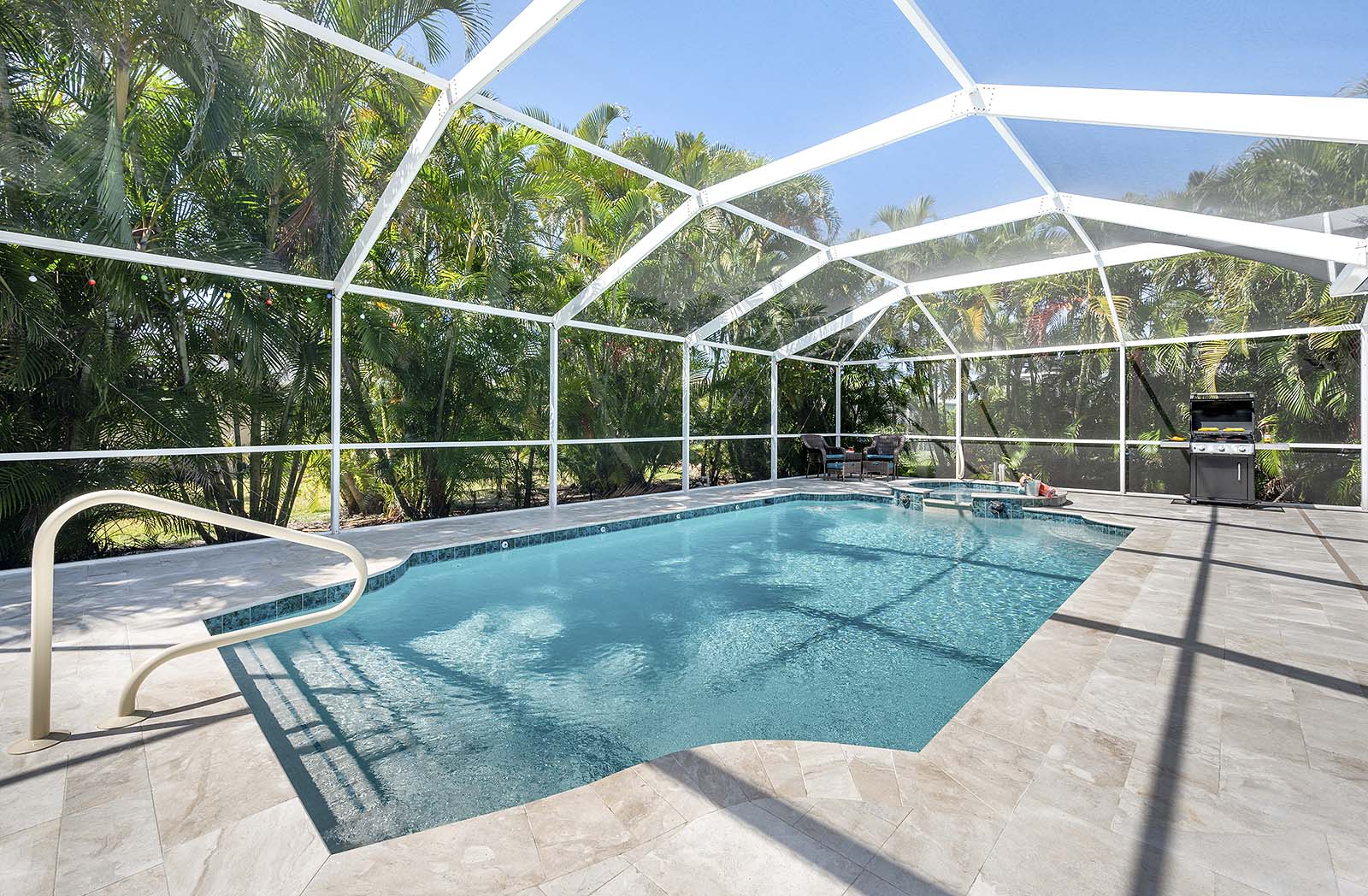 Salzwasser-Pool mit Whirlpool und Sonnenliegen auf der Lanai