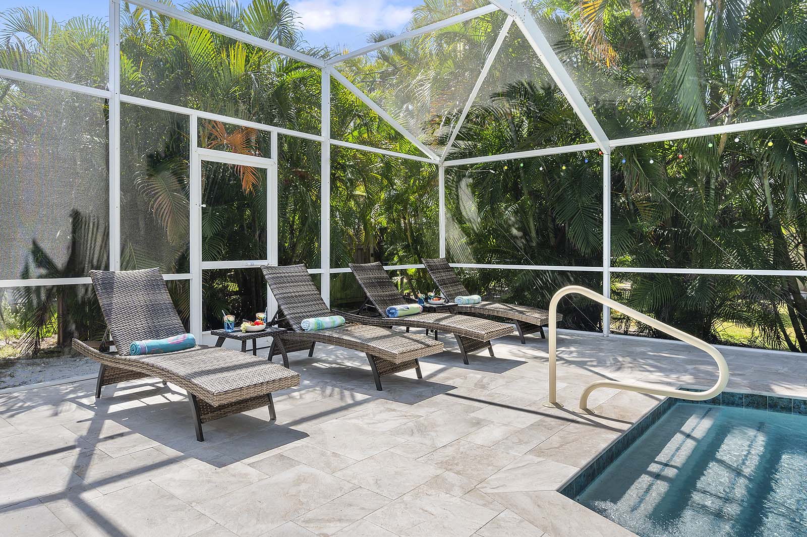 Überdachte Lanai mit Esstisch und Grill am Poolbereich.