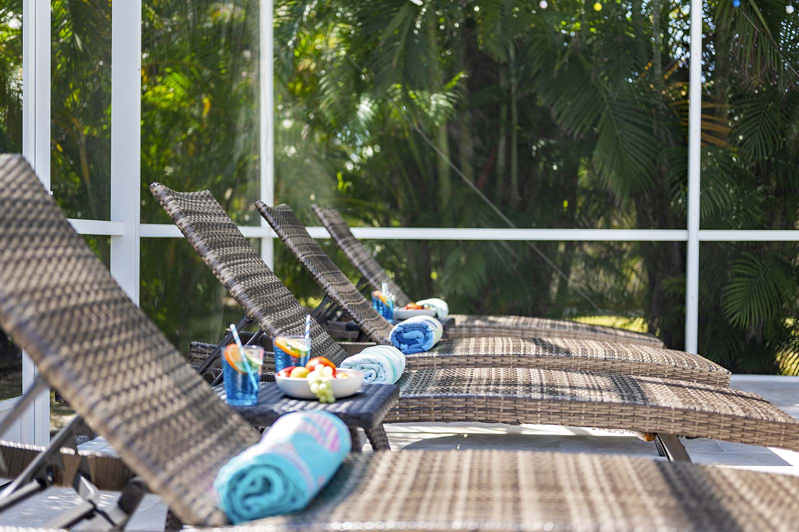 Überdachte Lanai mit Grill- und Essbereich am Salzwasserpool mit Whirlpool.