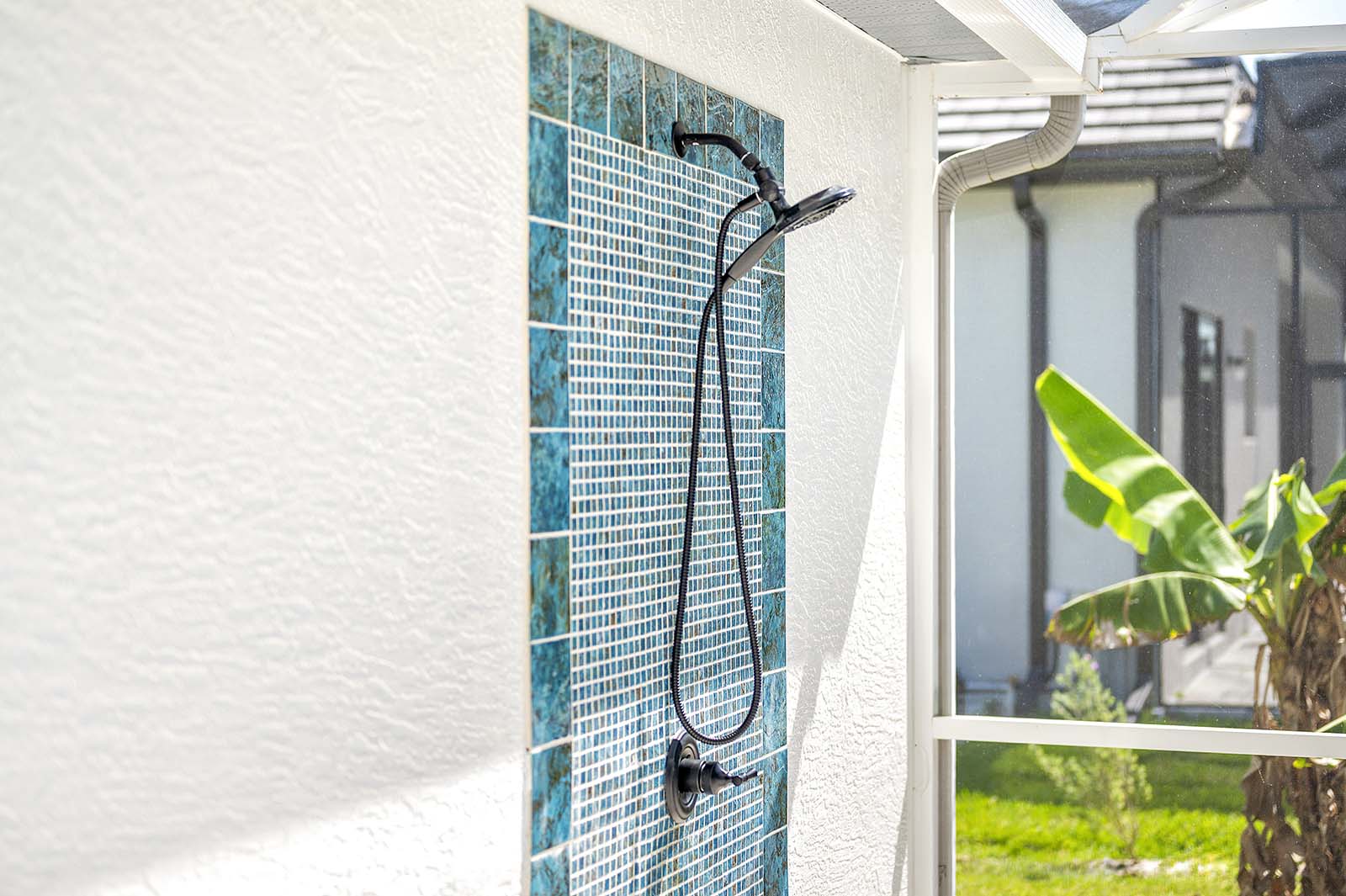 Salzwasser-Pool mit Whirlpool und Sonnenliegen auf der Lanai.