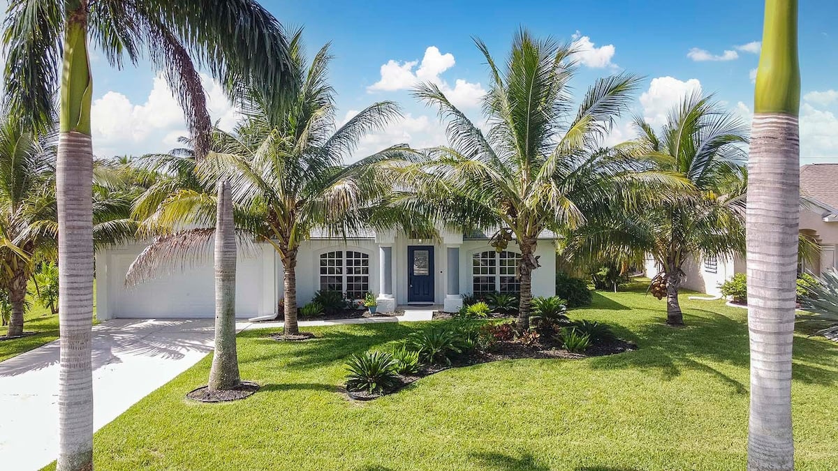 Outdoor-Essbereich auf der Lanai mit Grill und Blick auf den Pool