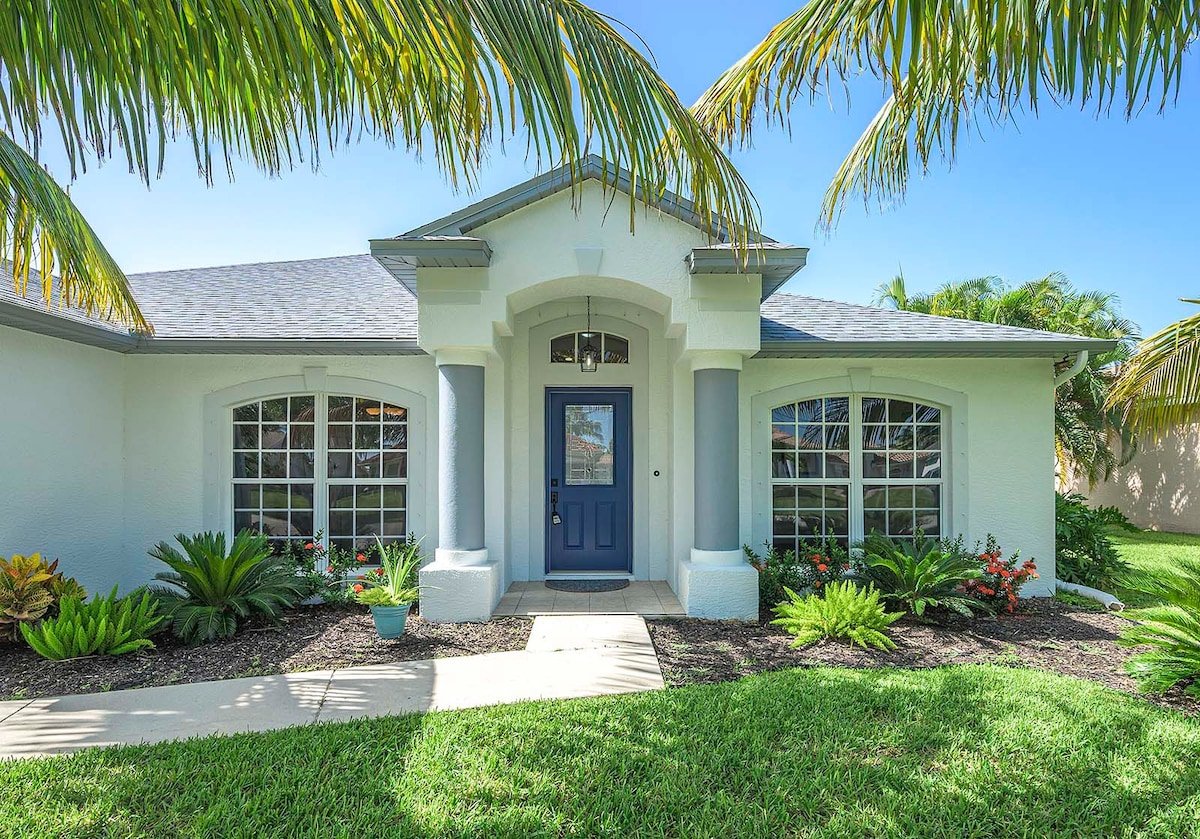 Außenbereich mit Salzwasser-Pool, Whirlpool und Lanai mit Grill- und Essplatz.